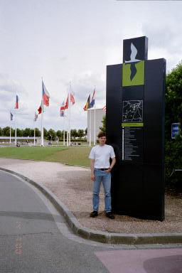Forfatteren foran indgangen til det store museum om krig og fred i Caen (07.2000)