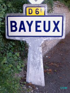 Ældre byskilt ved Bayeux