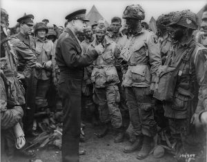 Eisenhower taler med faldskærmssoldater fra 502. Faldskærmsregiment, 101. Luftbårne Division om aftenen d. 5. juni 1944