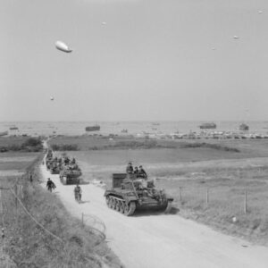 Køretøjer fra 4th County of London Yeomanry, 7th Armoured Division rykker ind fra Gold Beach den 7. juni 1944 ad Voie de la 50'eme Division d'infaterie - IWM B5251